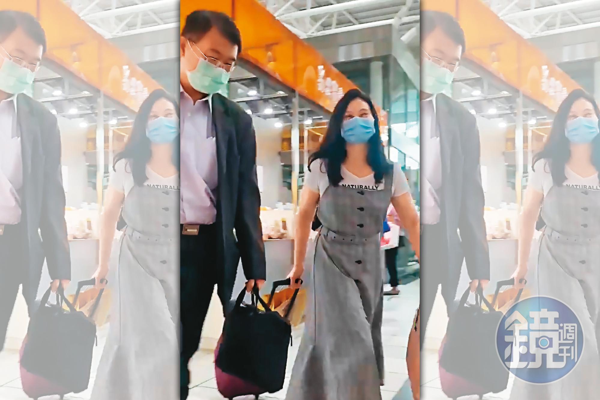 歐陽文貞與義守大學女教授許玫琪搭火車到東部,2人一路有說有笑。(讀者提供)