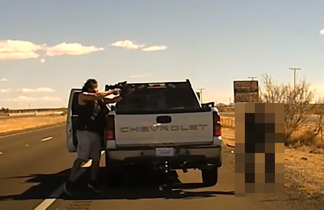 美國新墨西哥州一名毒販慘忍射殺警察,影片曝光。(翻攝自PoliceActivity YouTube頻道)