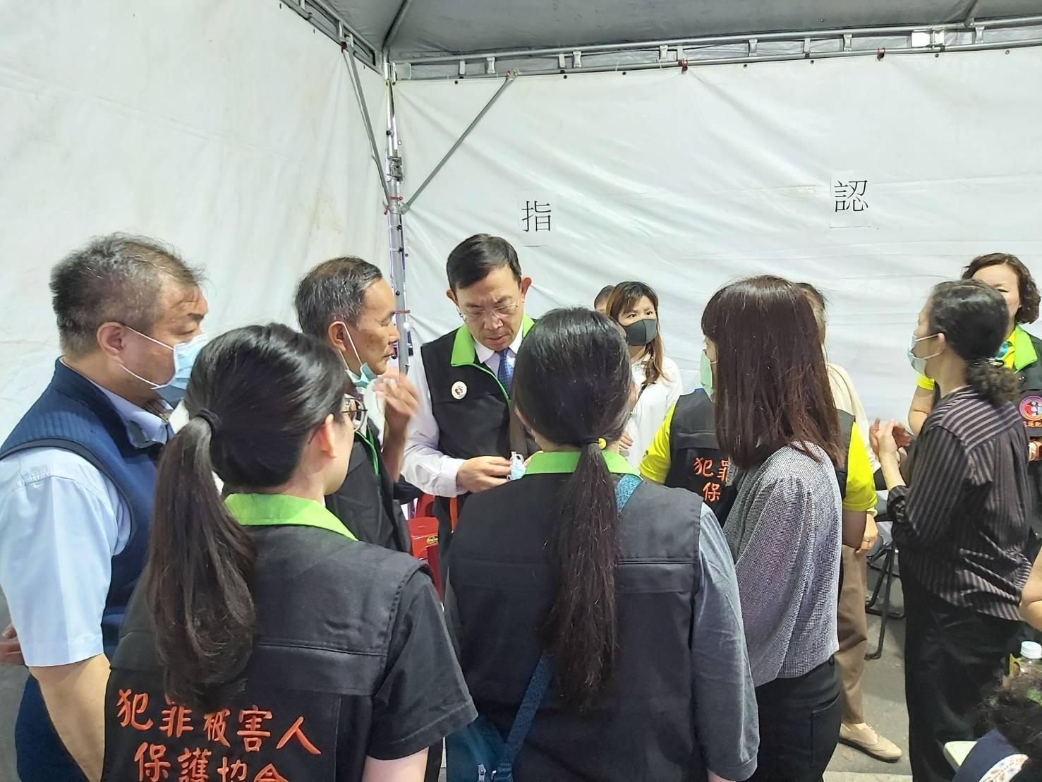 犯保董事長邢泰釗(中),率領台高檢官長吳怡明(左1),急奔赴花蓮探視死傷家屬並提供相關協助(高檢署提供)