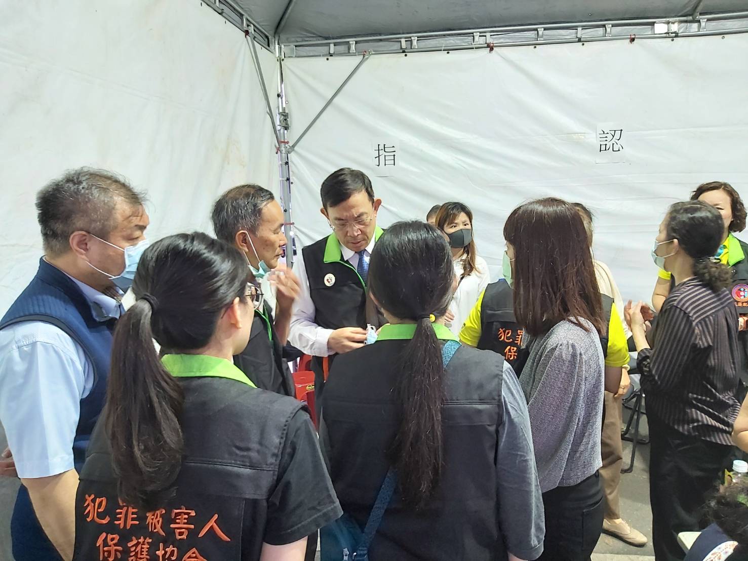 犯保董事長邢泰釗(中),率領台高檢官長吳怡明(左1),急奔赴花蓮探視死傷家屬並提供相關協助(高檢署提供)
