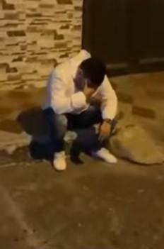 男子發現被女友戴綠帽,崩潰跌坐在地。(翻攝自漩渦視頻微博)