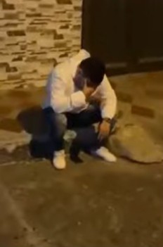 男子發現被女友戴綠帽,崩潰跌坐在地。(翻攝自漩渦視頻微博)