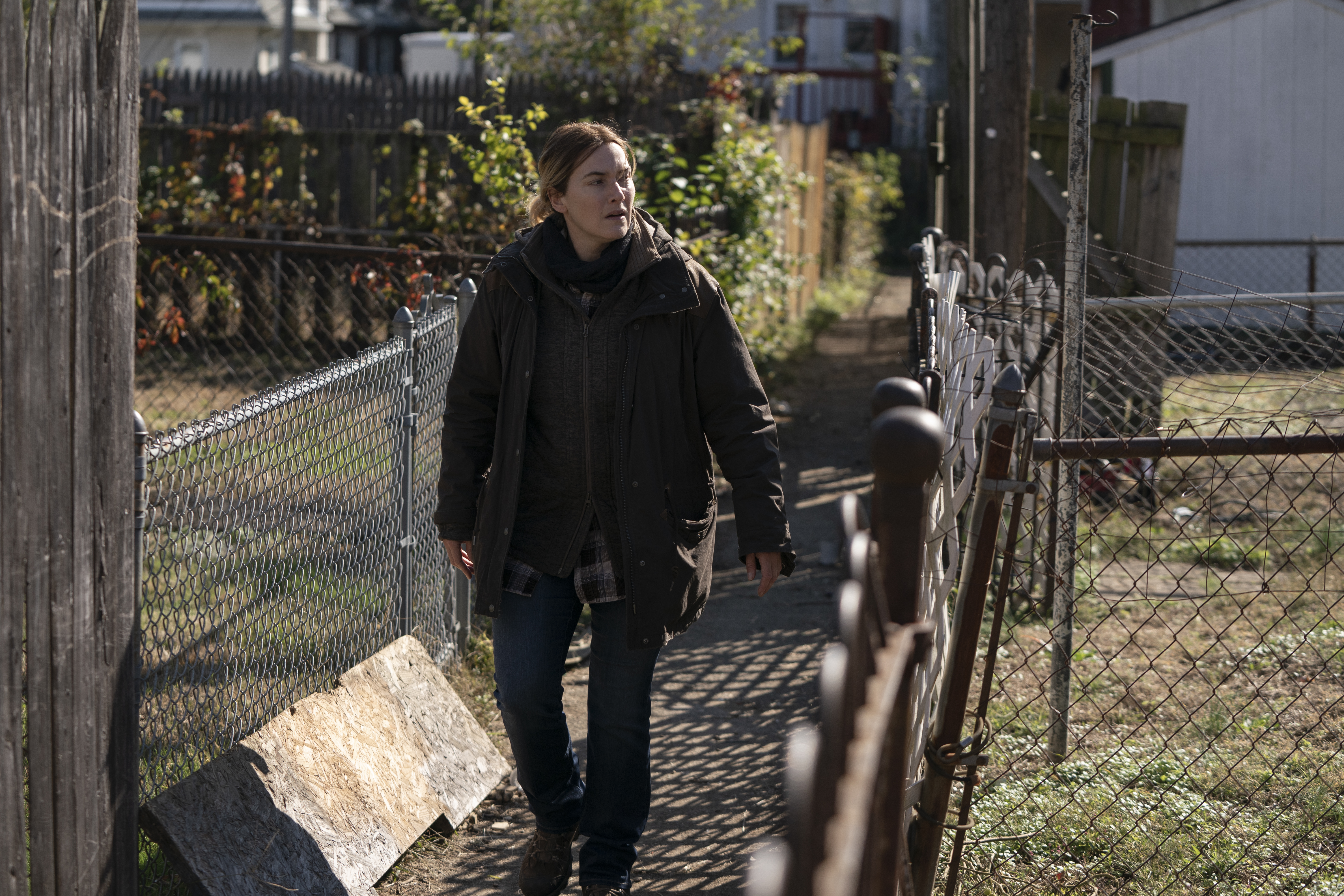 凱特溫斯蕾一改形象，在《東城奇案》扮演小鎮警探，鍛鍊體能演出大量動作戲。（HBO提供）