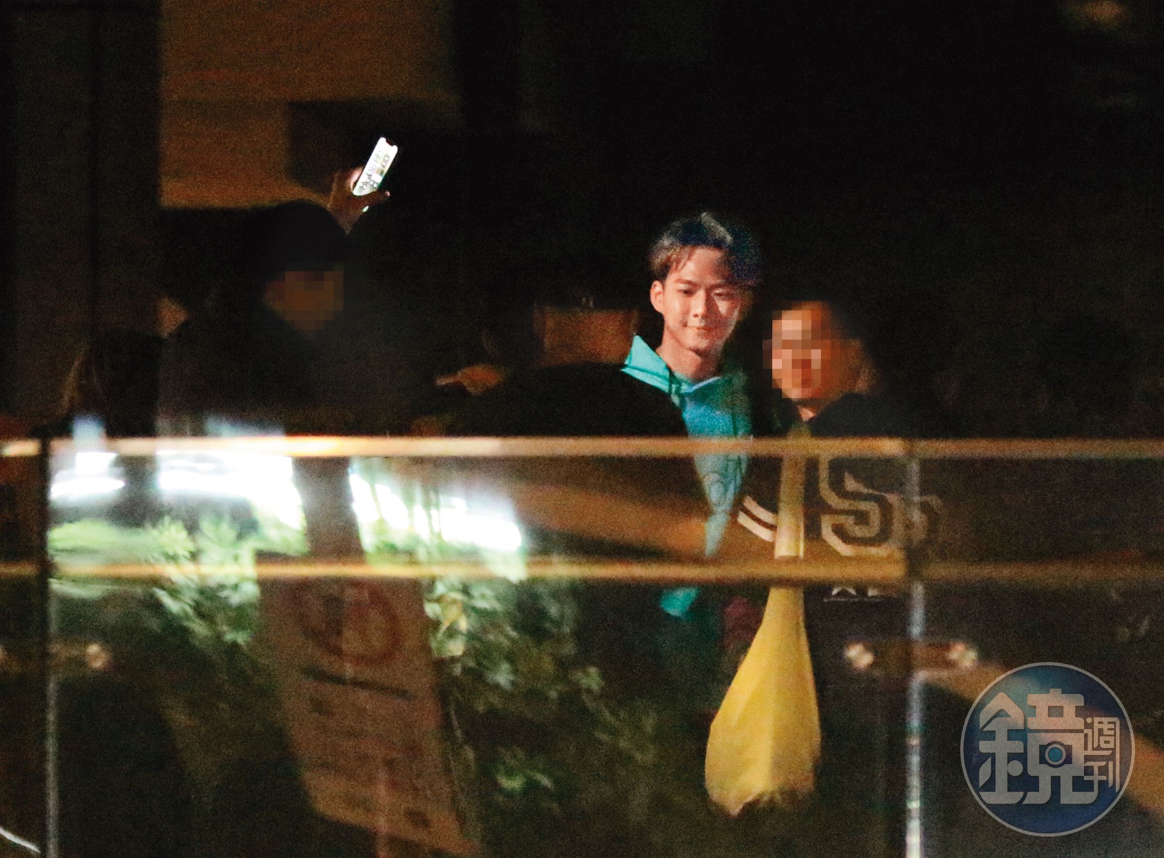 4/6 22：17 吳念軒收工後，和工作人員踏出三立大門，不忘向粉絲打招呼。