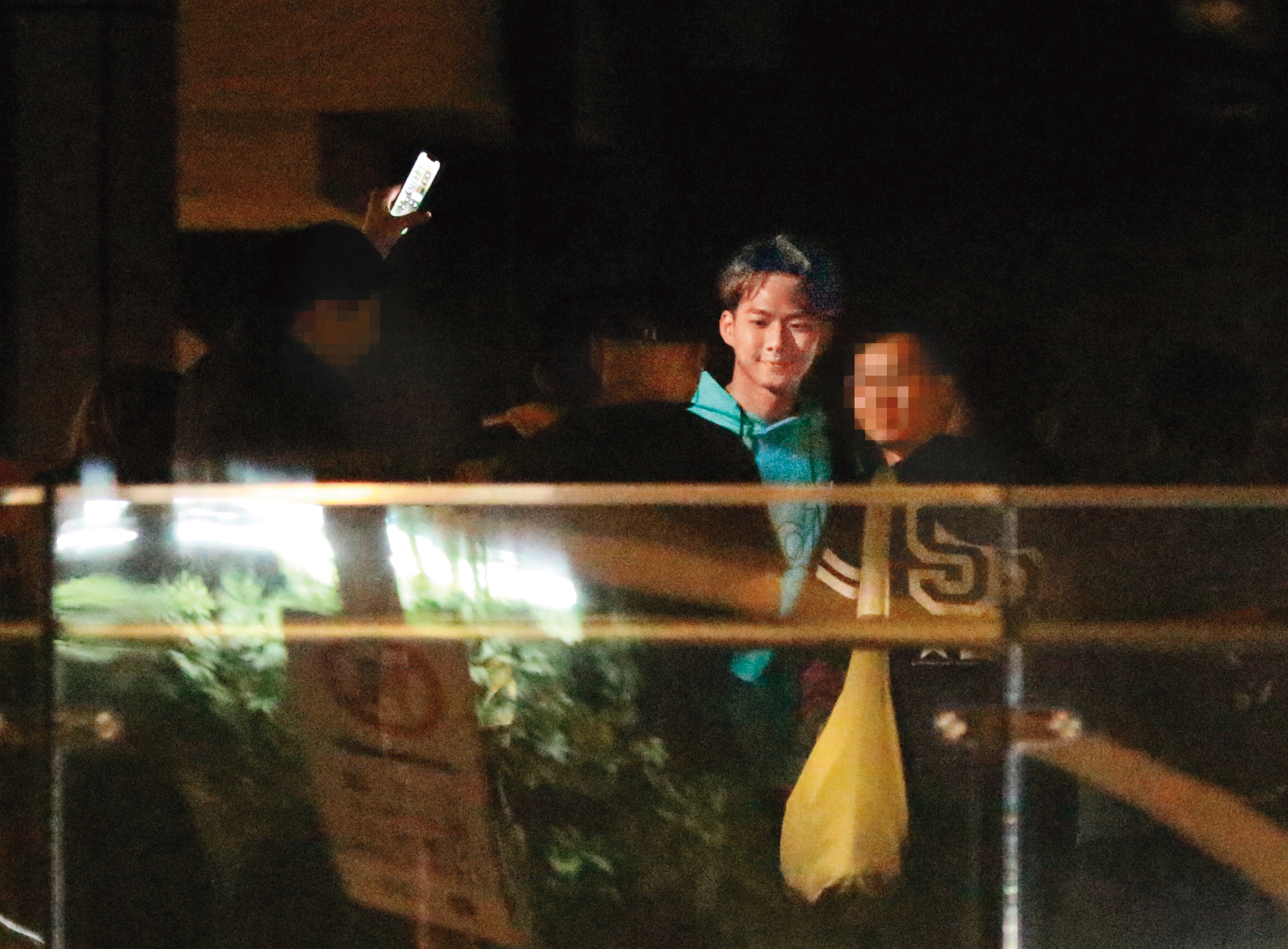 4/6 22：17 吳念軒收工後，和工作人員踏出三立大門，不忘向粉絲打招呼。
