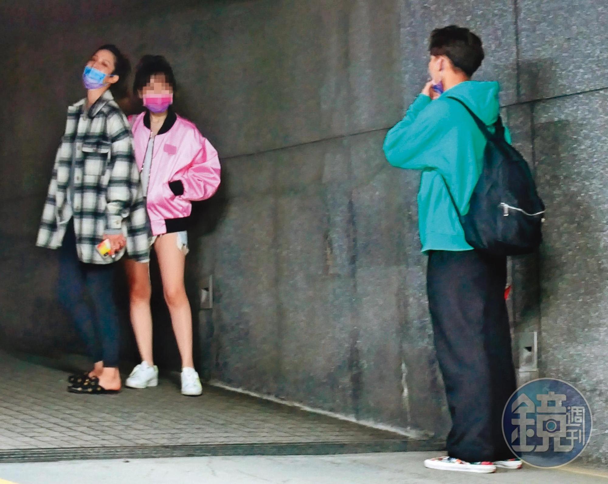 4/6 22：45 莫允雯、吳念軒發現有狗仔跟拍，急call一名工作人員到場救援。