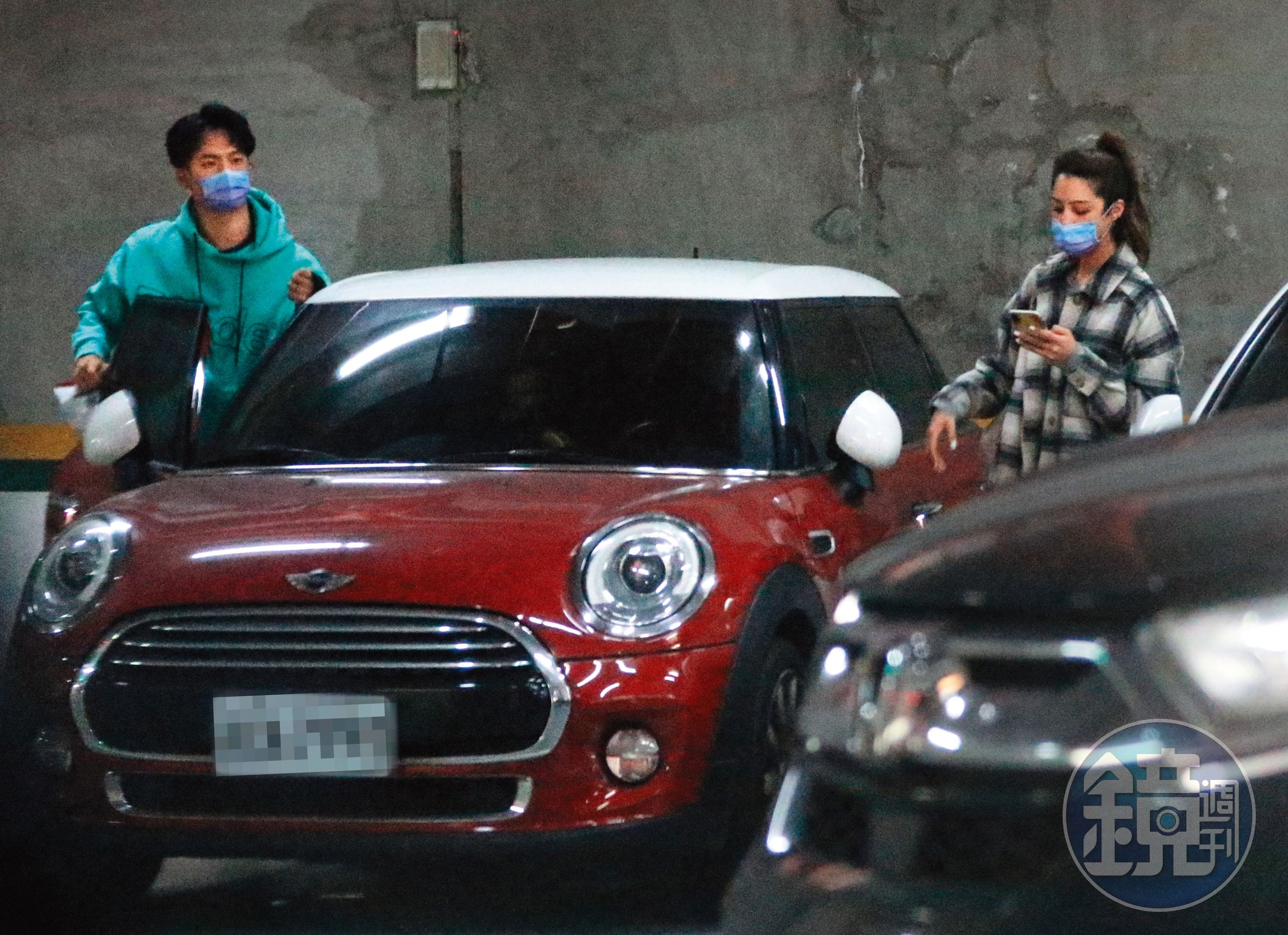 4/6 22：42 莫允雯和吳念軒開著紅色Mini Cooper，到光復南路的一處地下室停車場後，下車。