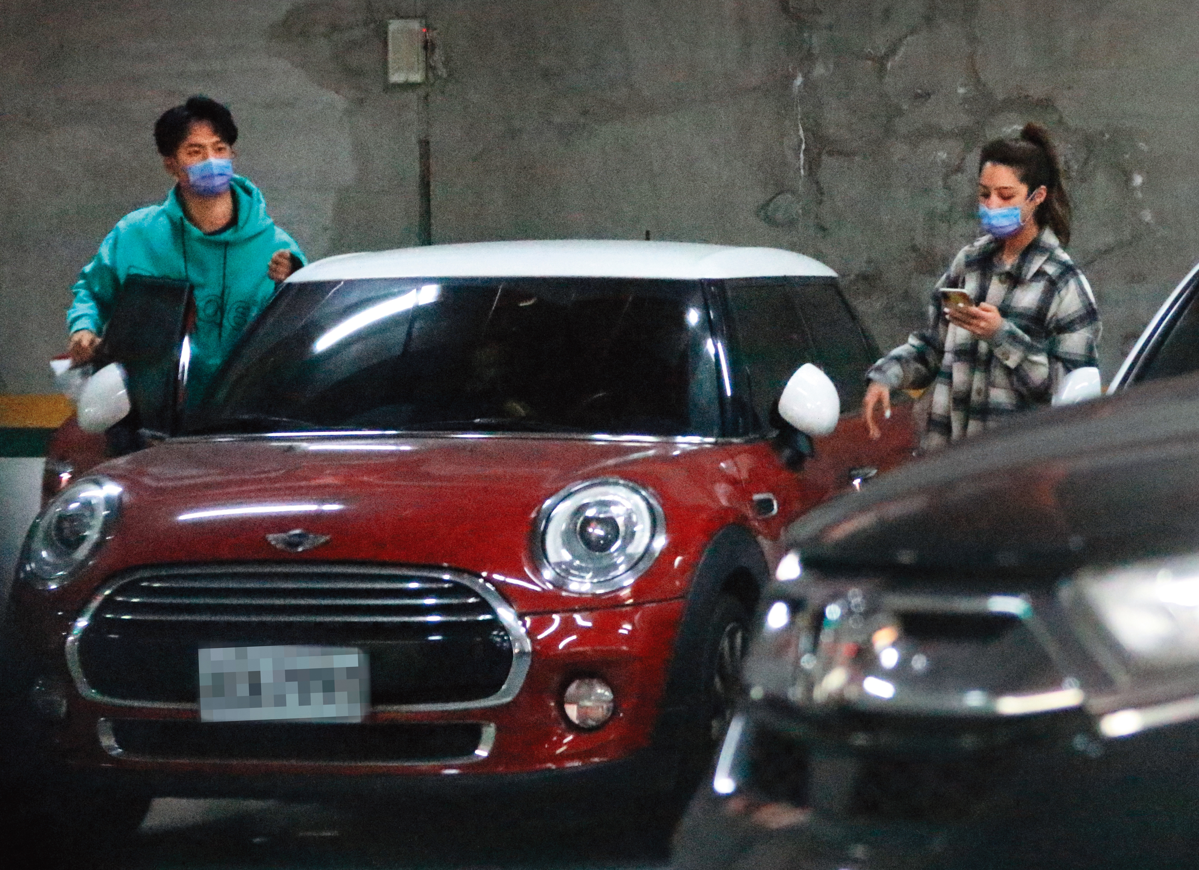 4/6 22：42 莫允雯和吳念軒開著紅色Mini Cooper，到光復南路的一處地下室停車場後，下車。
