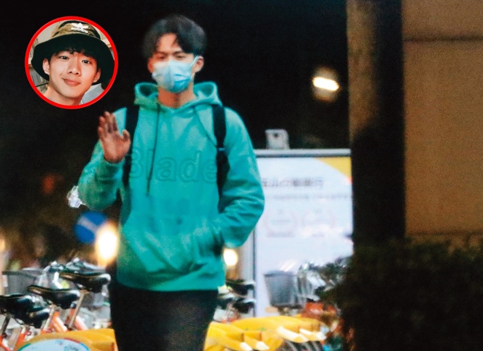 4/7 00：47 吳念軒在路上還不忘跟狗仔打招呼。