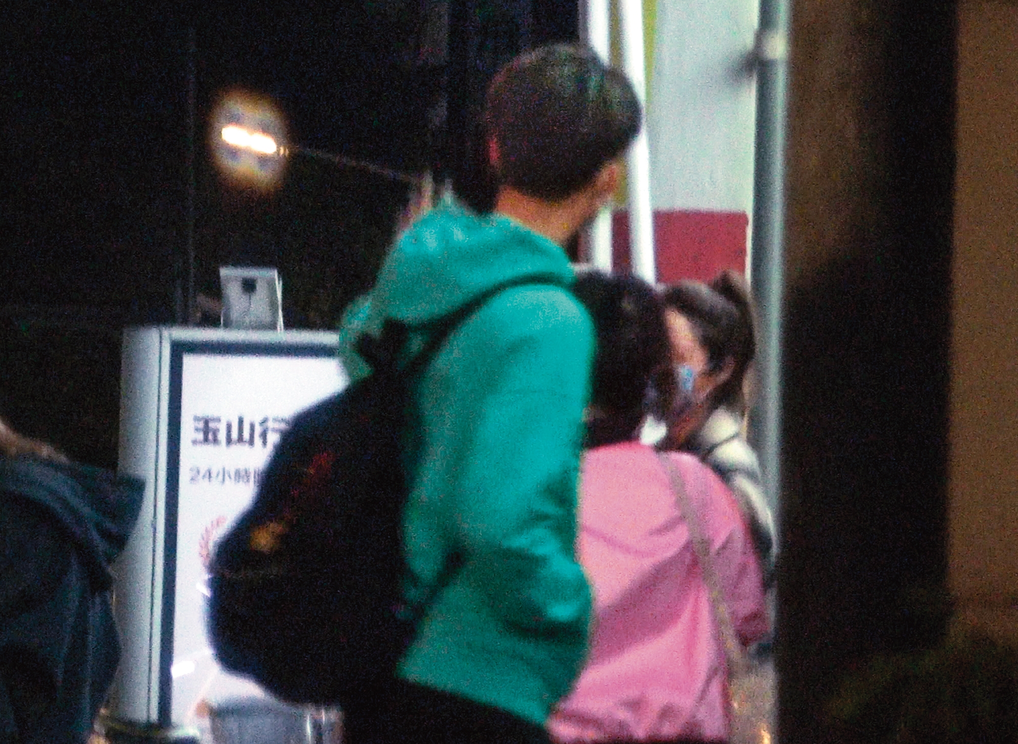 4/7 00：42 吳念軒和莫允雯按摩結束後，兩人分頭離開。