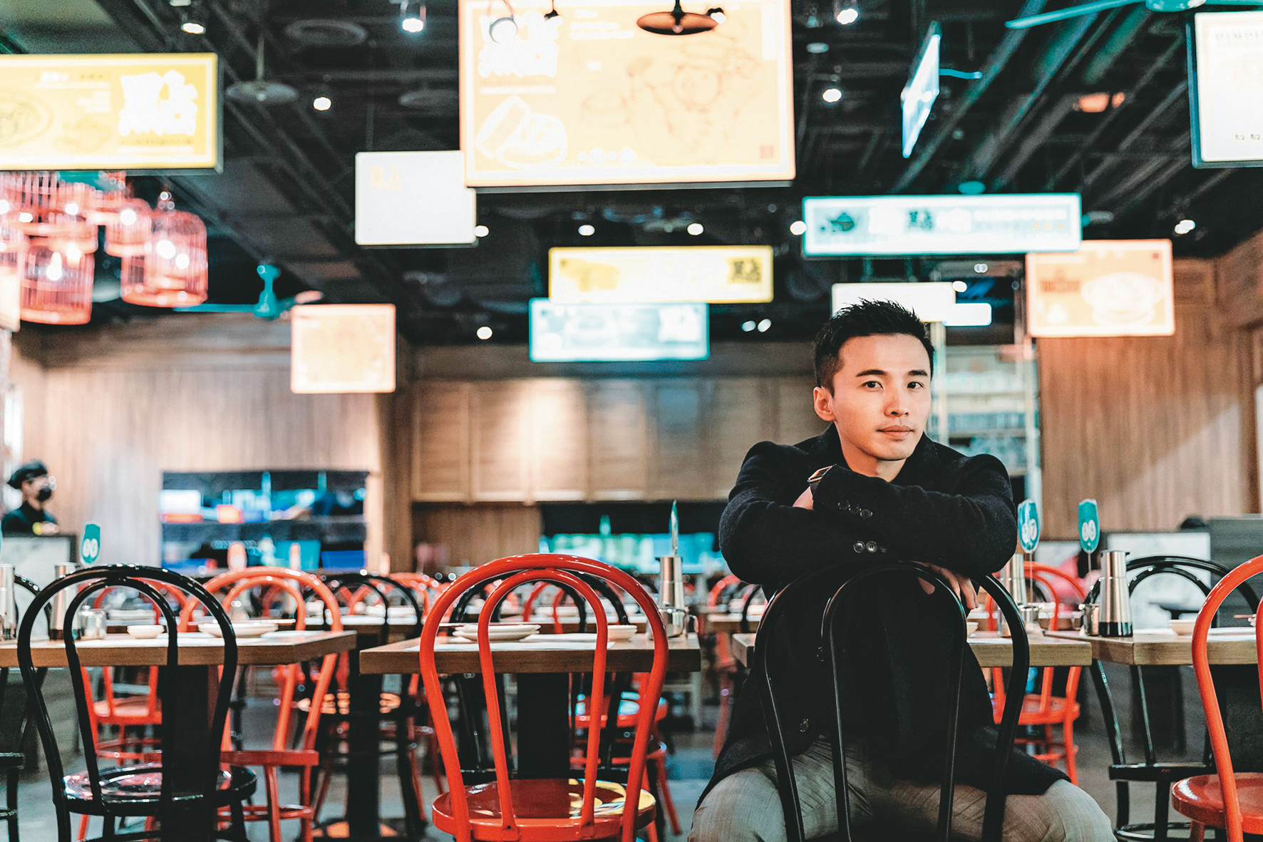 阿緯在事業低潮時娶了千金太太，如今已是餐飲業大亨。（翻攝自阿緯臉書）