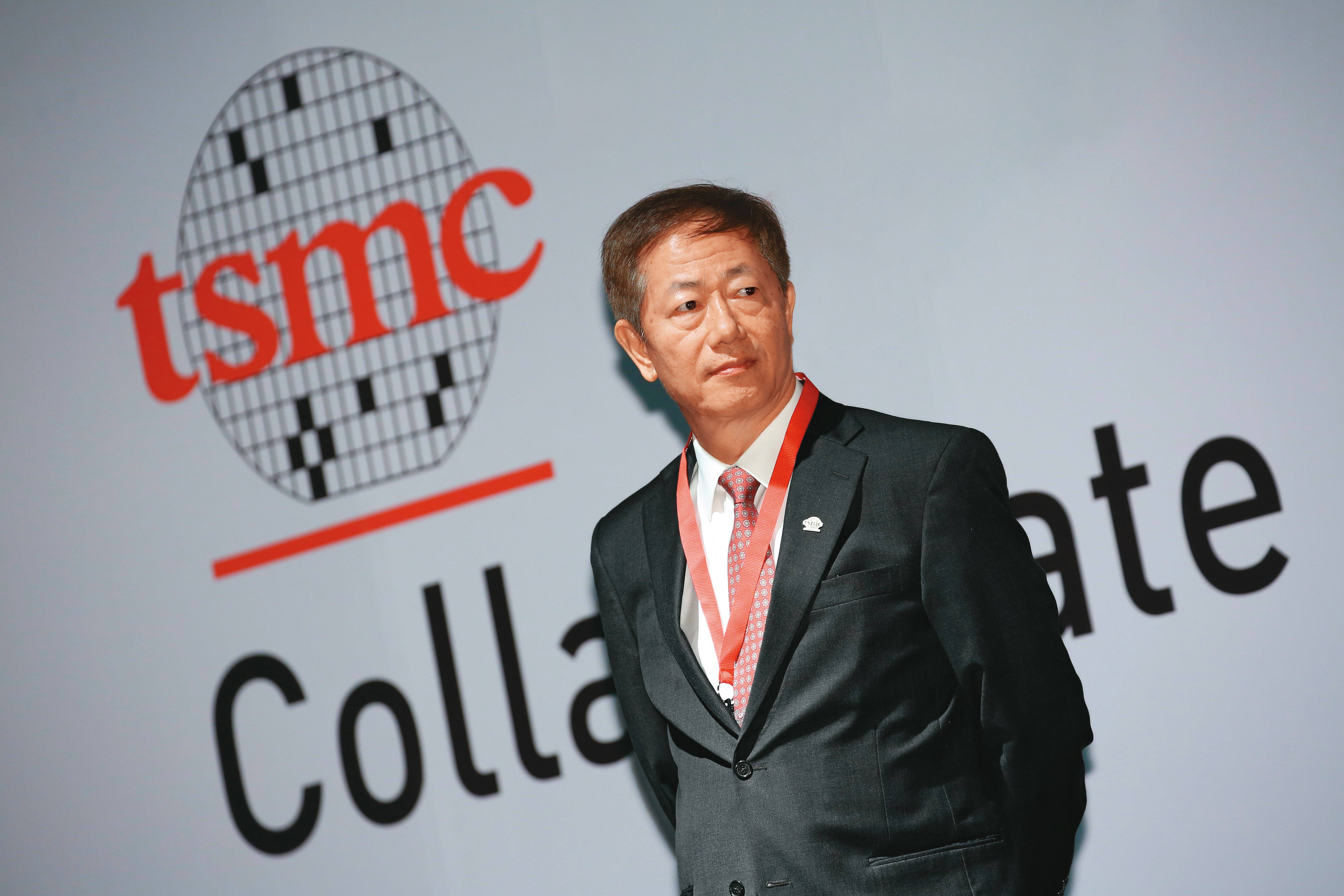 台積電未來3年將投入1,000億美元進行擴產，明年的折價計畫也將取消，圖為台積電董事長劉德音。