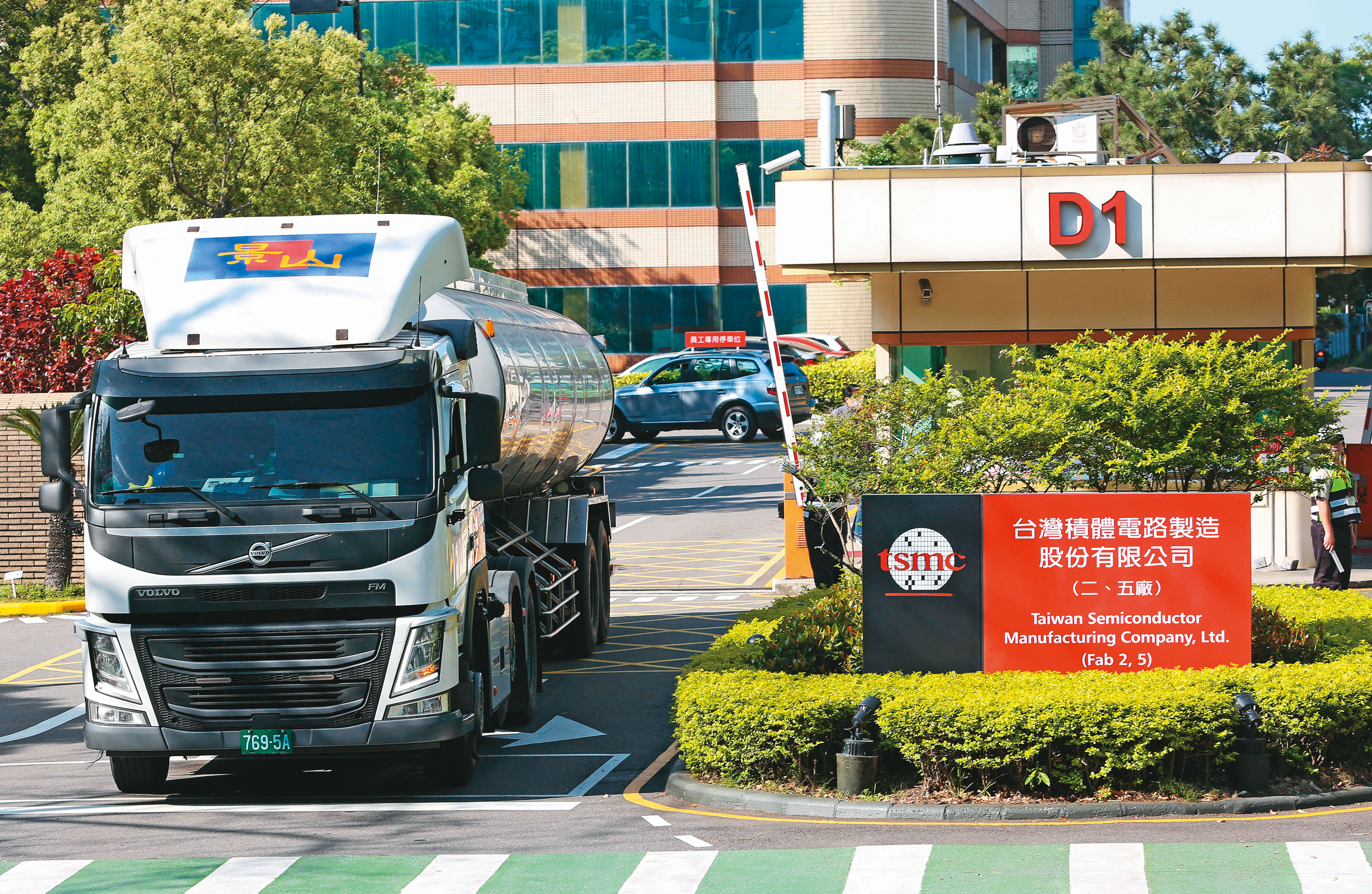 台積電已啟動水車載水，數量明顯增多。圖為新竹廠。