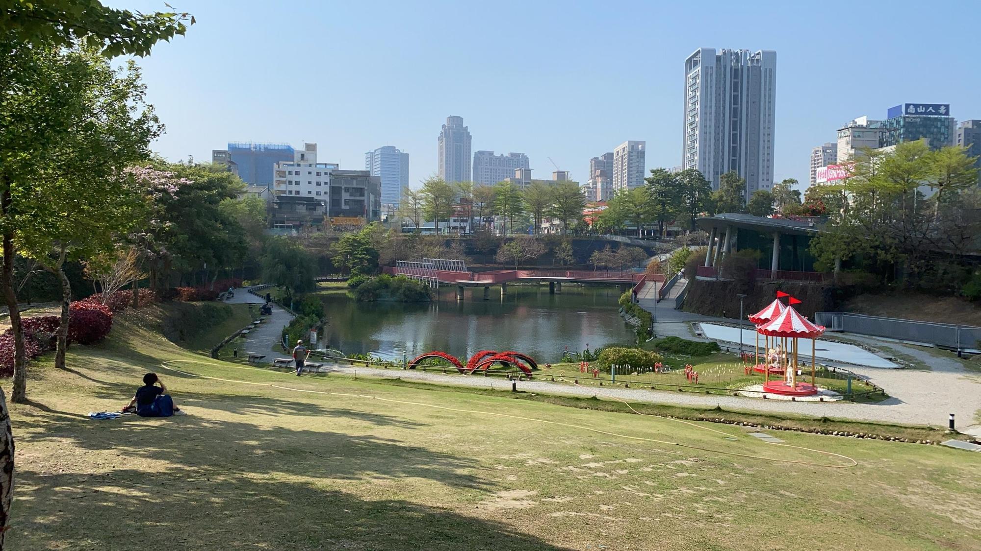 台中捷運藍線將與綠線在台中市政府站交會轉乘，而規劃於台灣大道與河南路口的藍線車站，更與秋紅谷生態公園相鄰。(圖為秋紅谷)