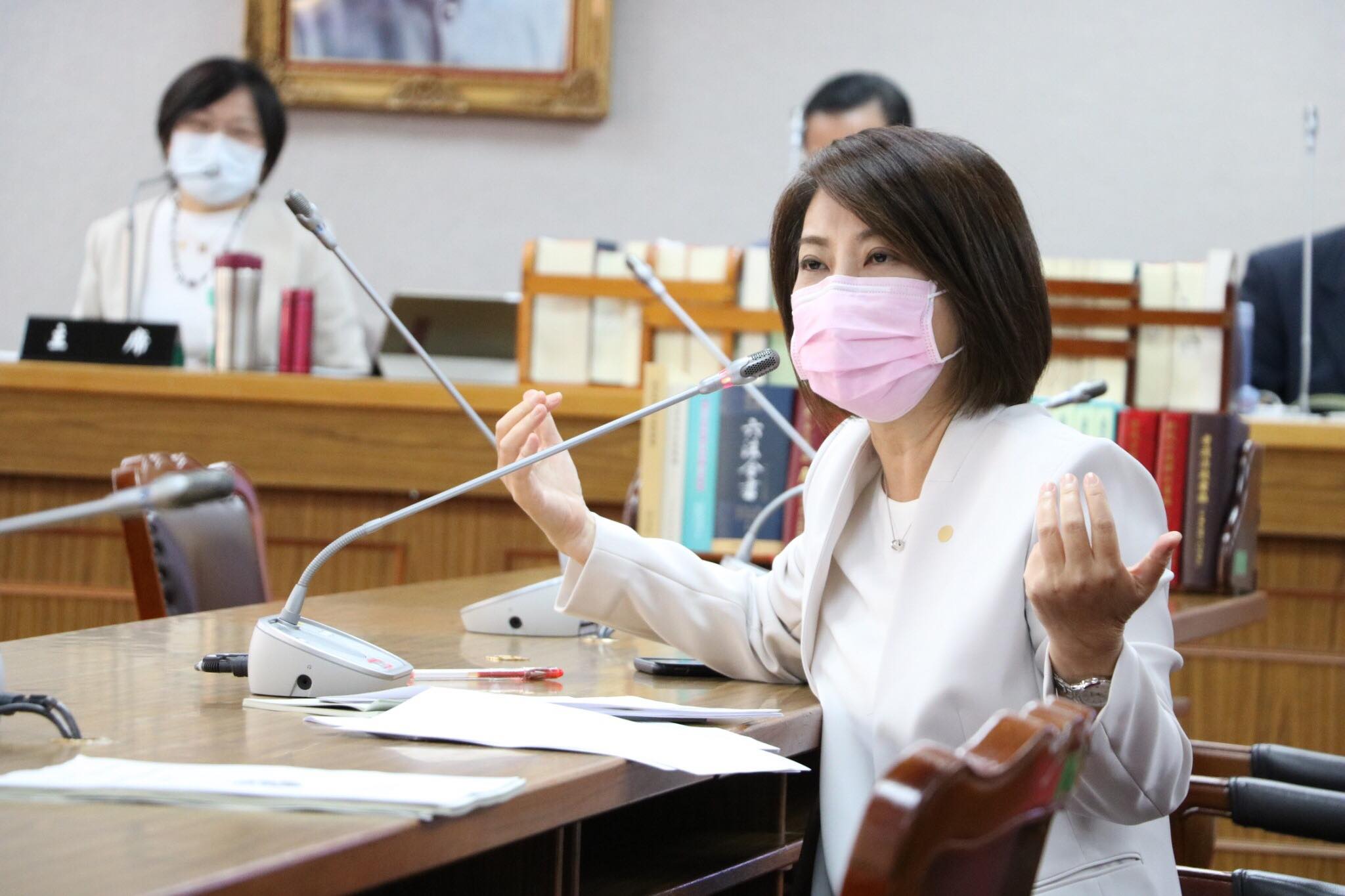 立委周春米日前赴受害者靈堂致意，強調《跟騷法》的立法沒有理由再拖延。（翻攝自周春米臉書）