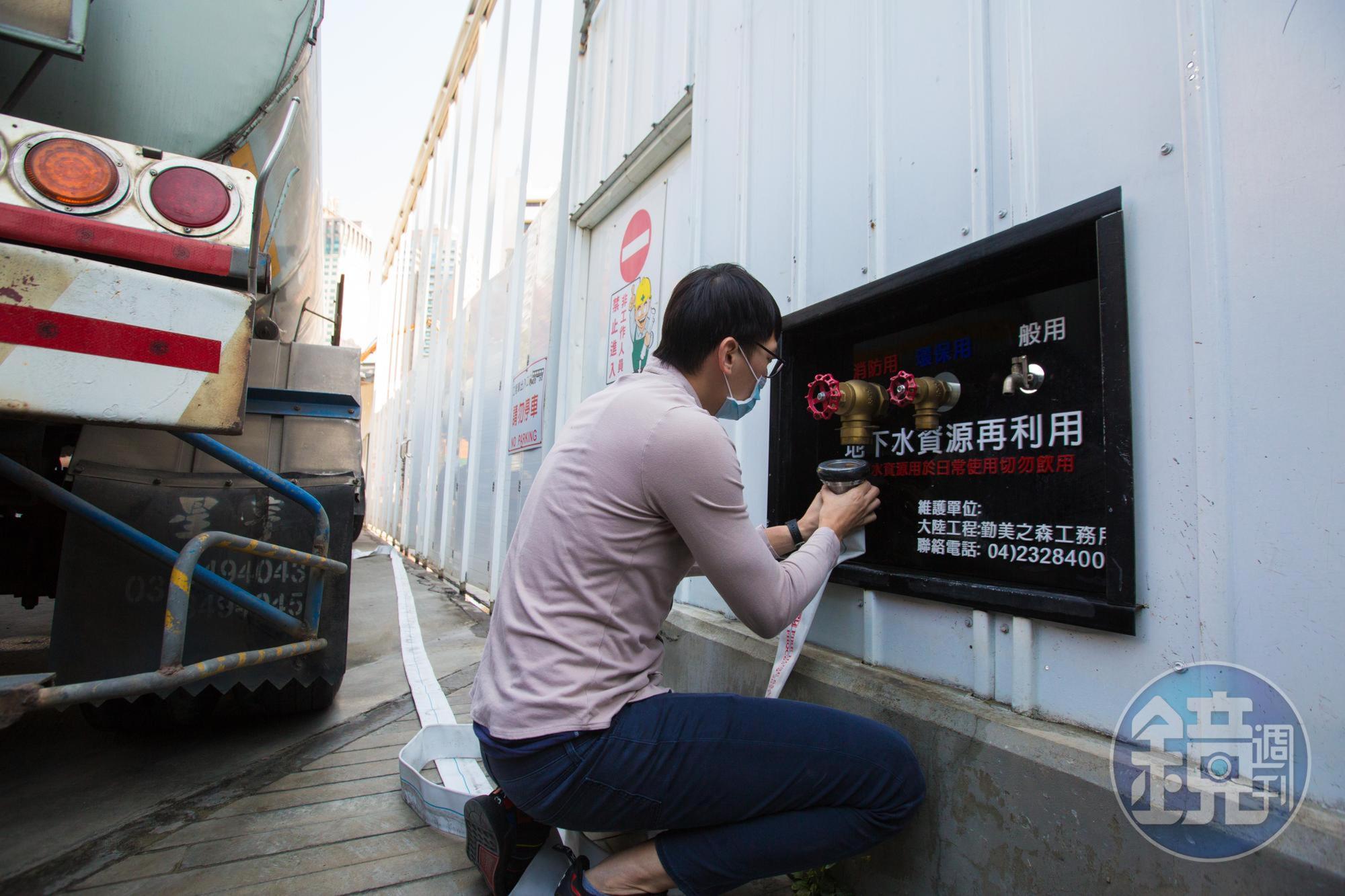 台積電派水車到建築工地取用地下水，這些湧出來的地下水，如果沒有載走就流掉浪費了。