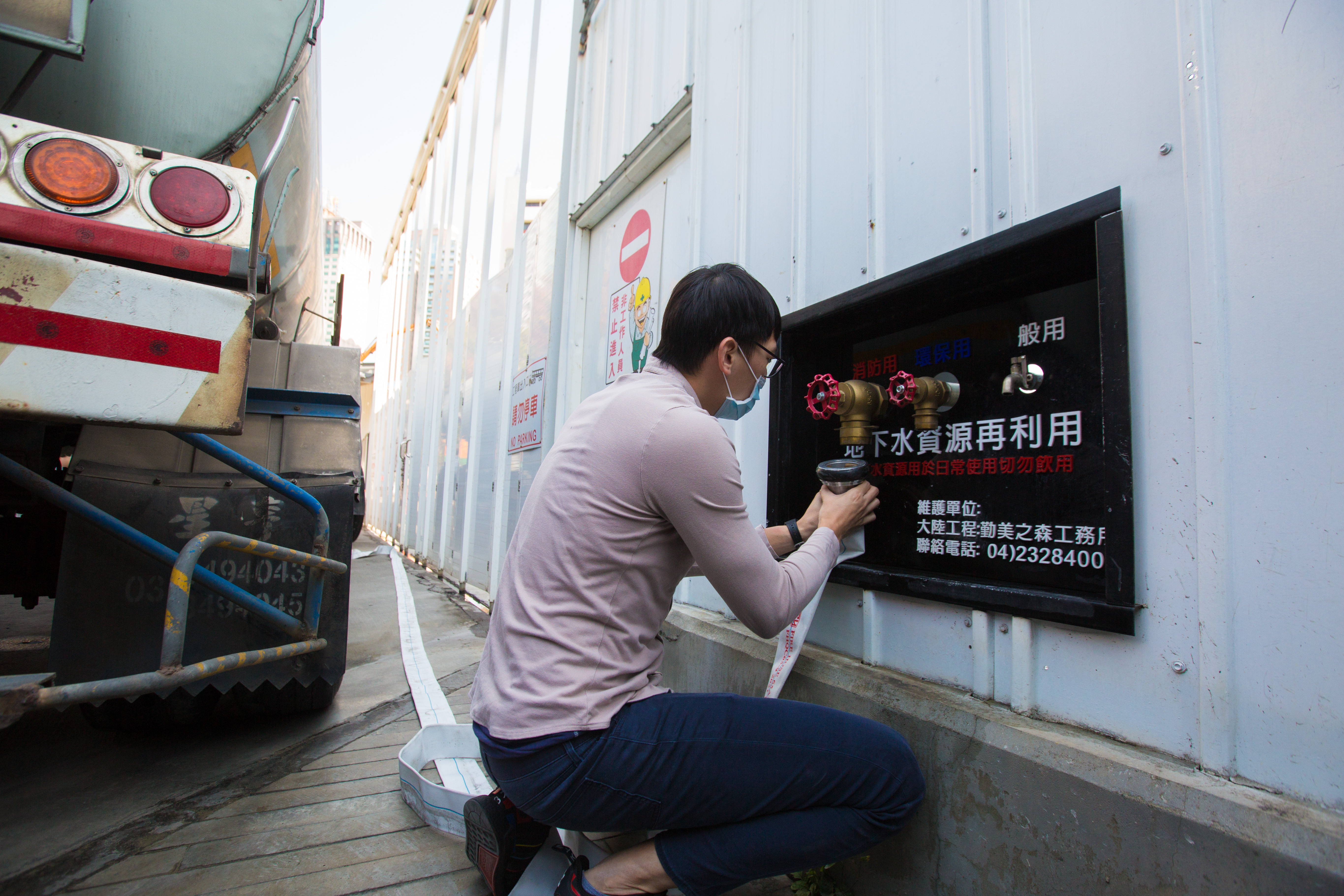 台積電派水車到建築工地取用地下水，這些湧出來的地下水，如果沒有載走就流掉浪費了。