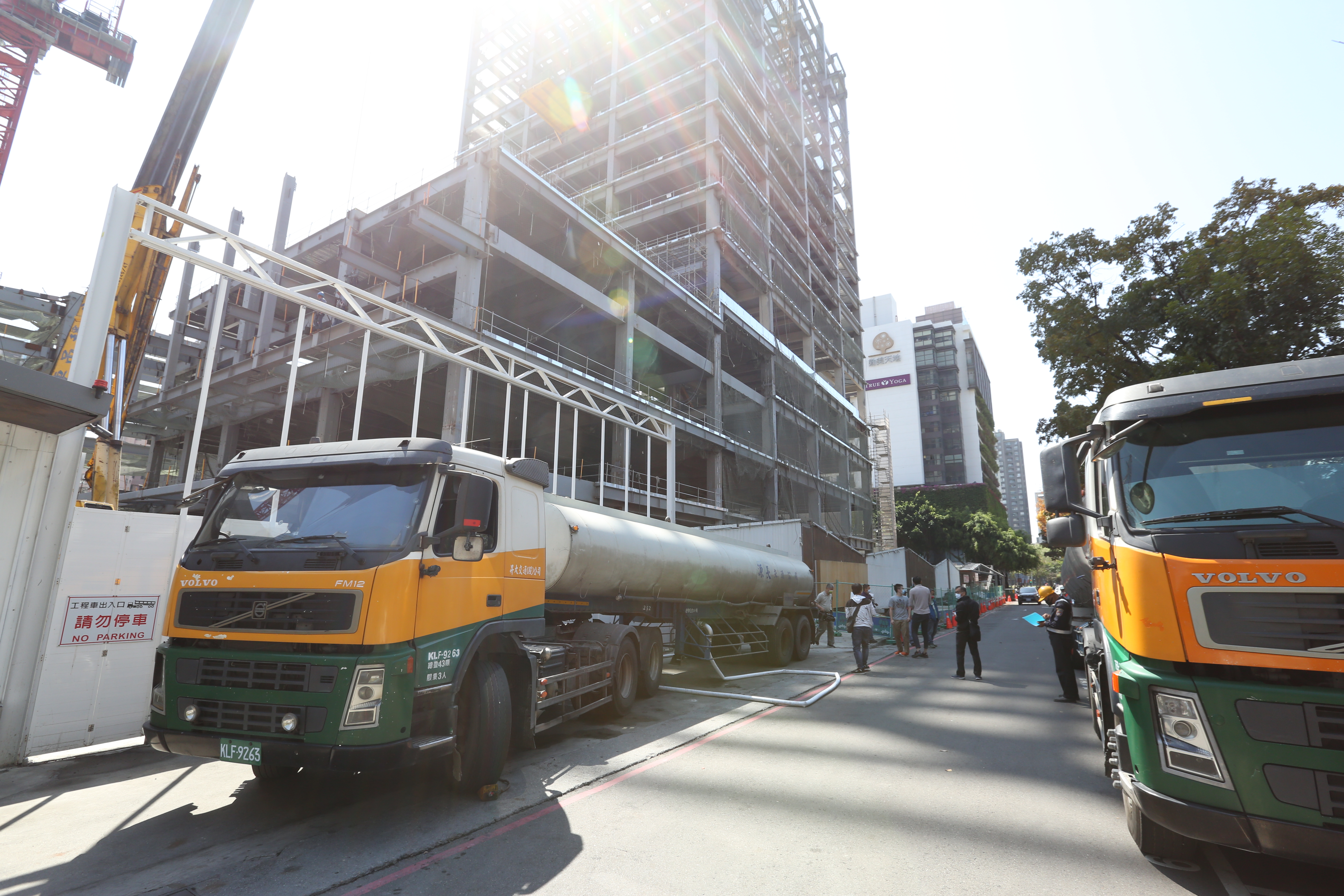 台積電派水車到建築工地取用地下水，這些湧出來的地下水，如果沒有載走就流掉浪費了。