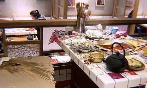 受害者夫婦表示當天才剛點完菜天花板隨即墜落,砸中兩人也打翻熱湯將他們燙傷。(翻攝自新浪微博)