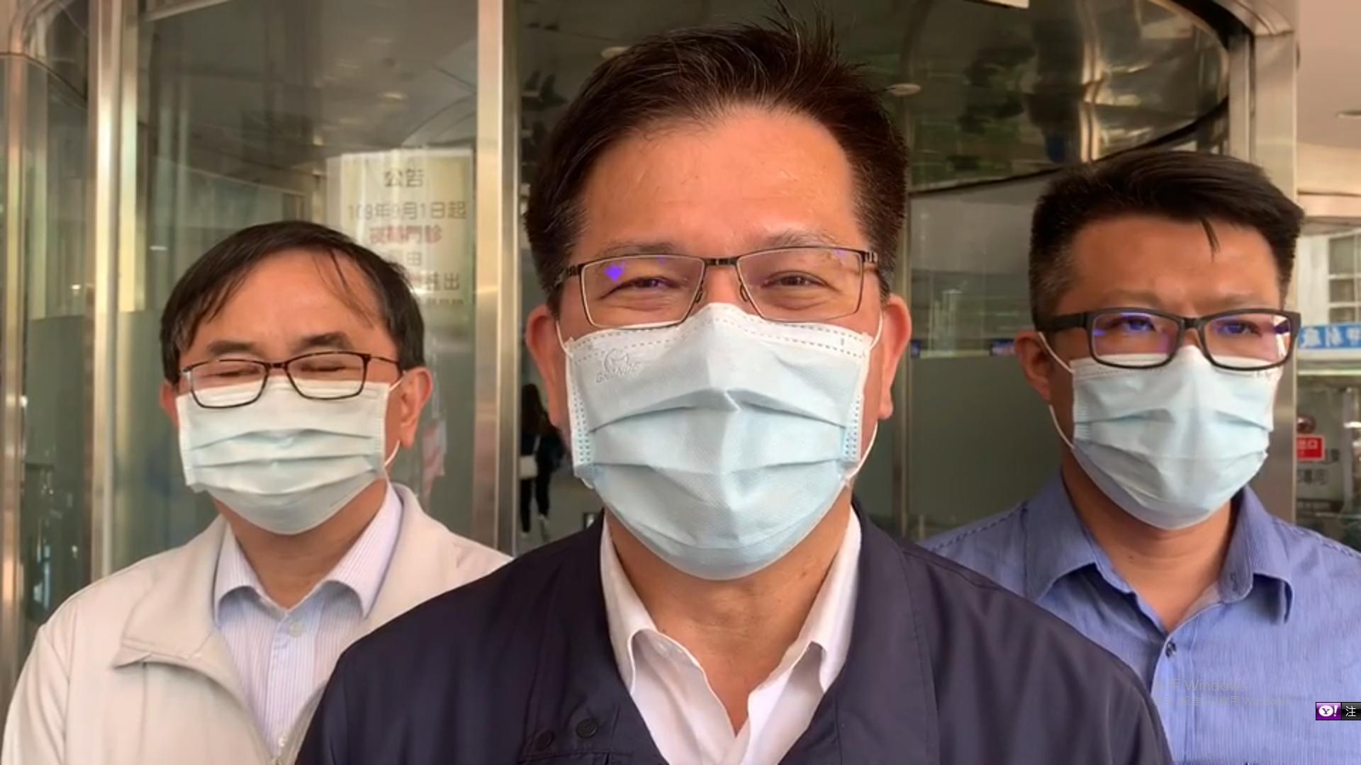 交通部長林佳龍(中)與劉櫂豪(左)、洪宗楷(右)共同接受媒體提問辭職問題,林強調「已經打包,沒有慰留問題」。(翻攝畫面)