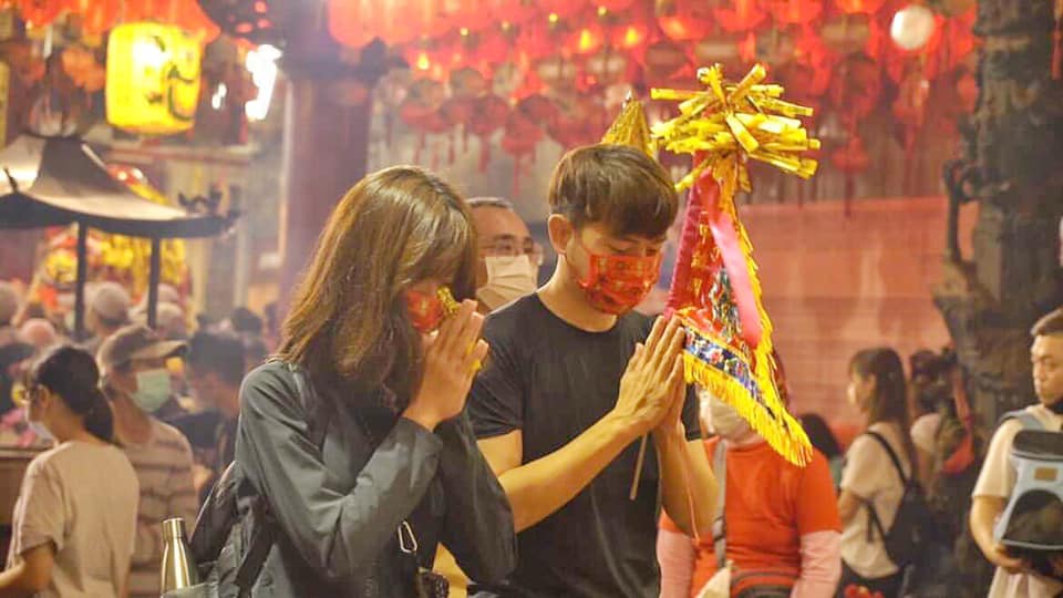 宥勝與太太慈惠一起參加大甲媽遶境，是太太念念不忘、沒走完的那段路。（翻攝自宥勝臉書）