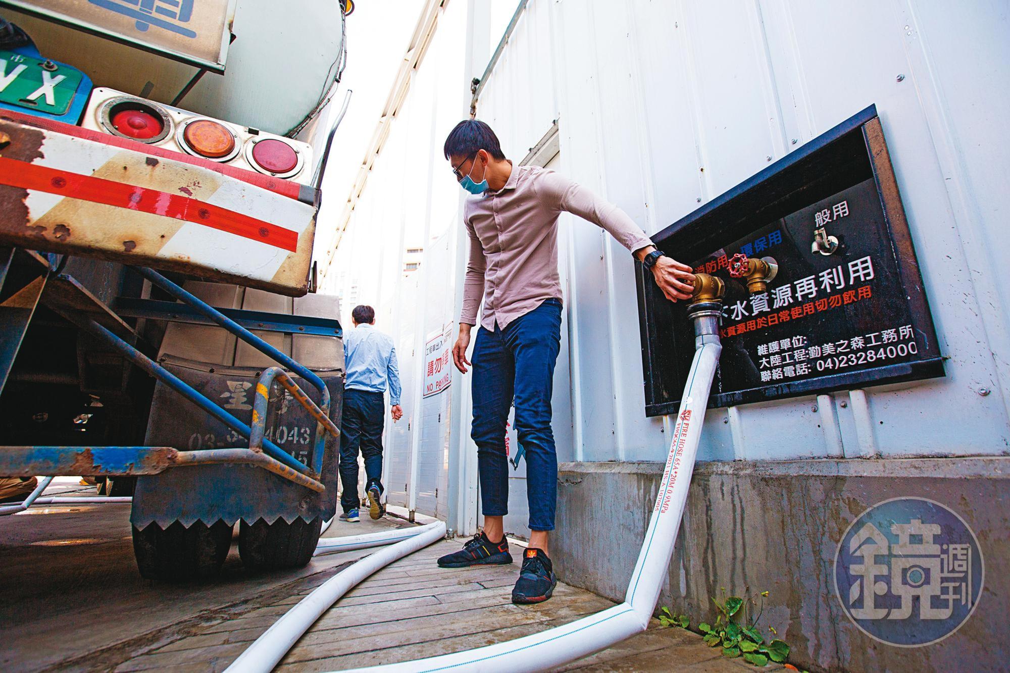 台積電派水車到建築工地取用地下水，這些湧出來的地下水，如果沒有載走就流掉浪費了。