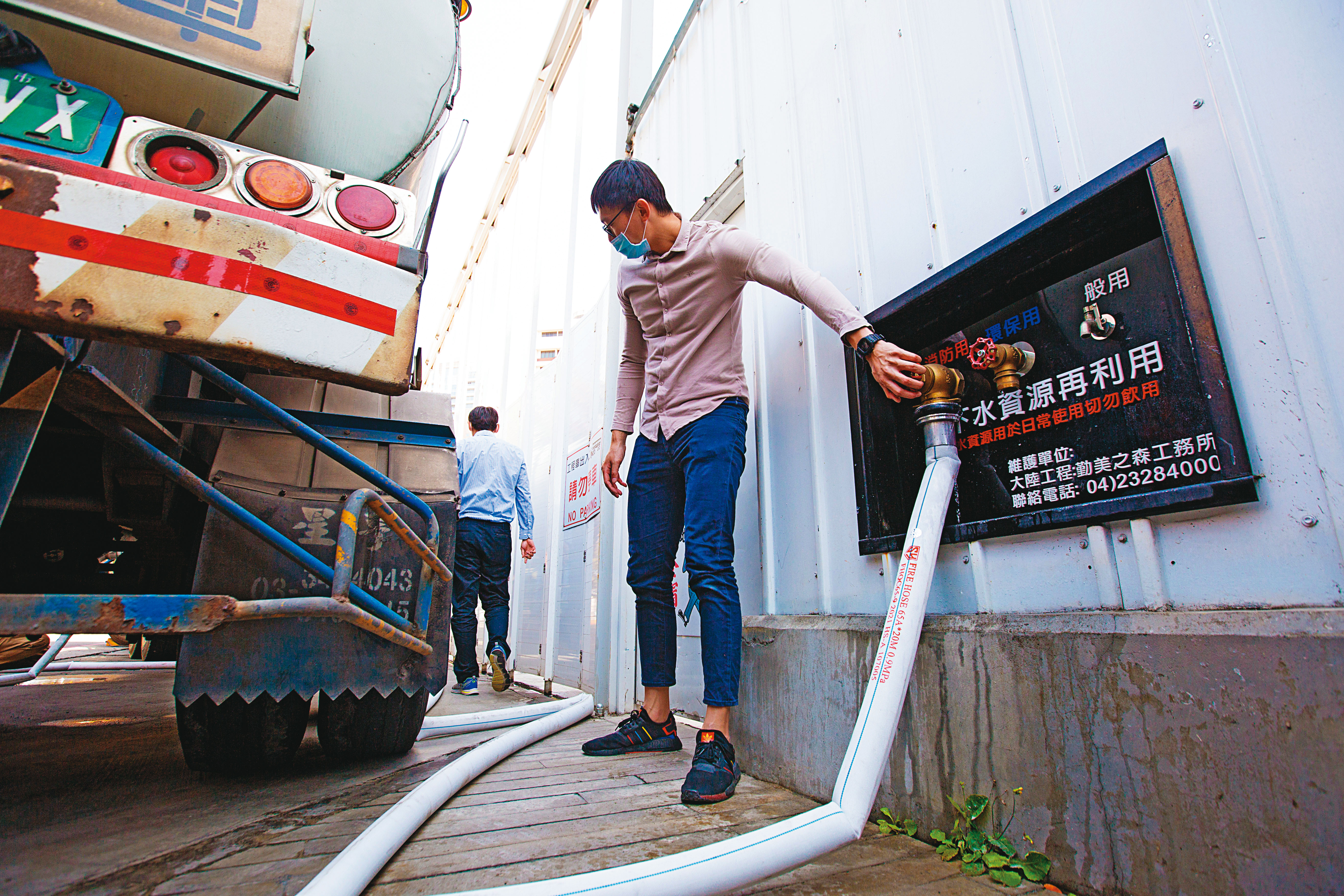 台積電派水車到建築工地取用地下水,這些湧出來的地下水,如果沒有載走就流掉浪費了。