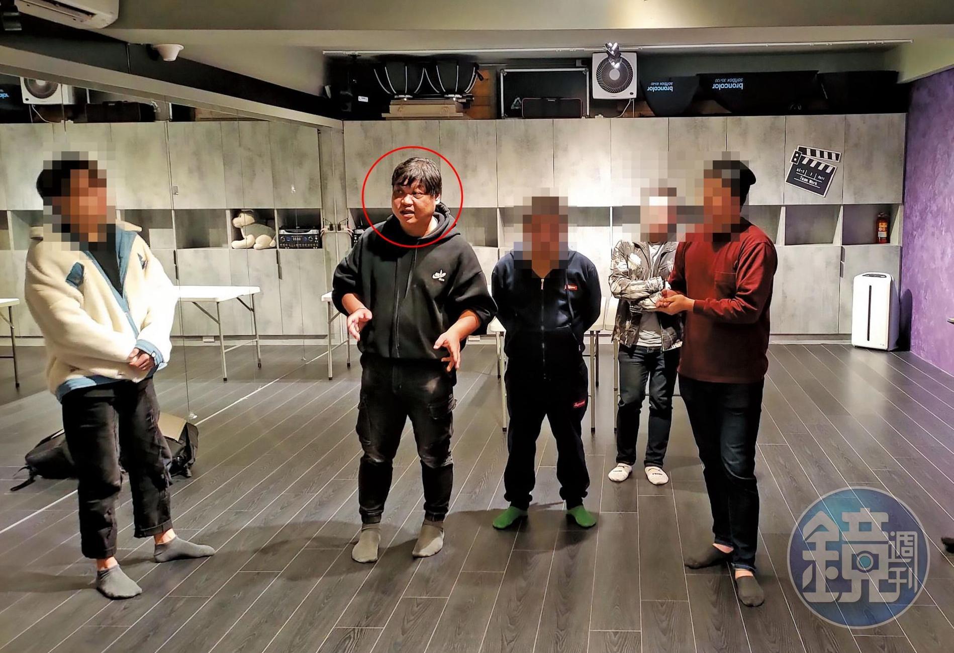 偶像劇製作人余志賢(左2)遭多名演員、金主指控吸金詐騙。(讀者提供)