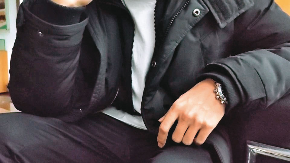 余志賢的前員工C先生（圖）說，余惡人先告狀，向媒體誣指嚴爵違約。