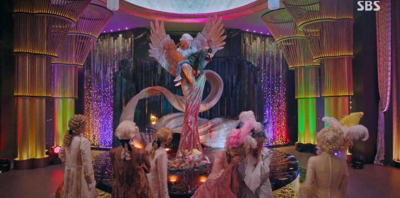 赫拉皇宮中的象徵赫拉女神像是由美術道具組設計製作,也是第一季首集中發生命案的重要場景。(翻攝自SBS)
