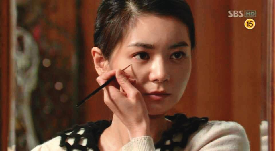 張瑞希在《妻子的誘惑》被賜死後又點痣回歸，荒謬劇情設定成為熱門話題。（翻攝自SBS）