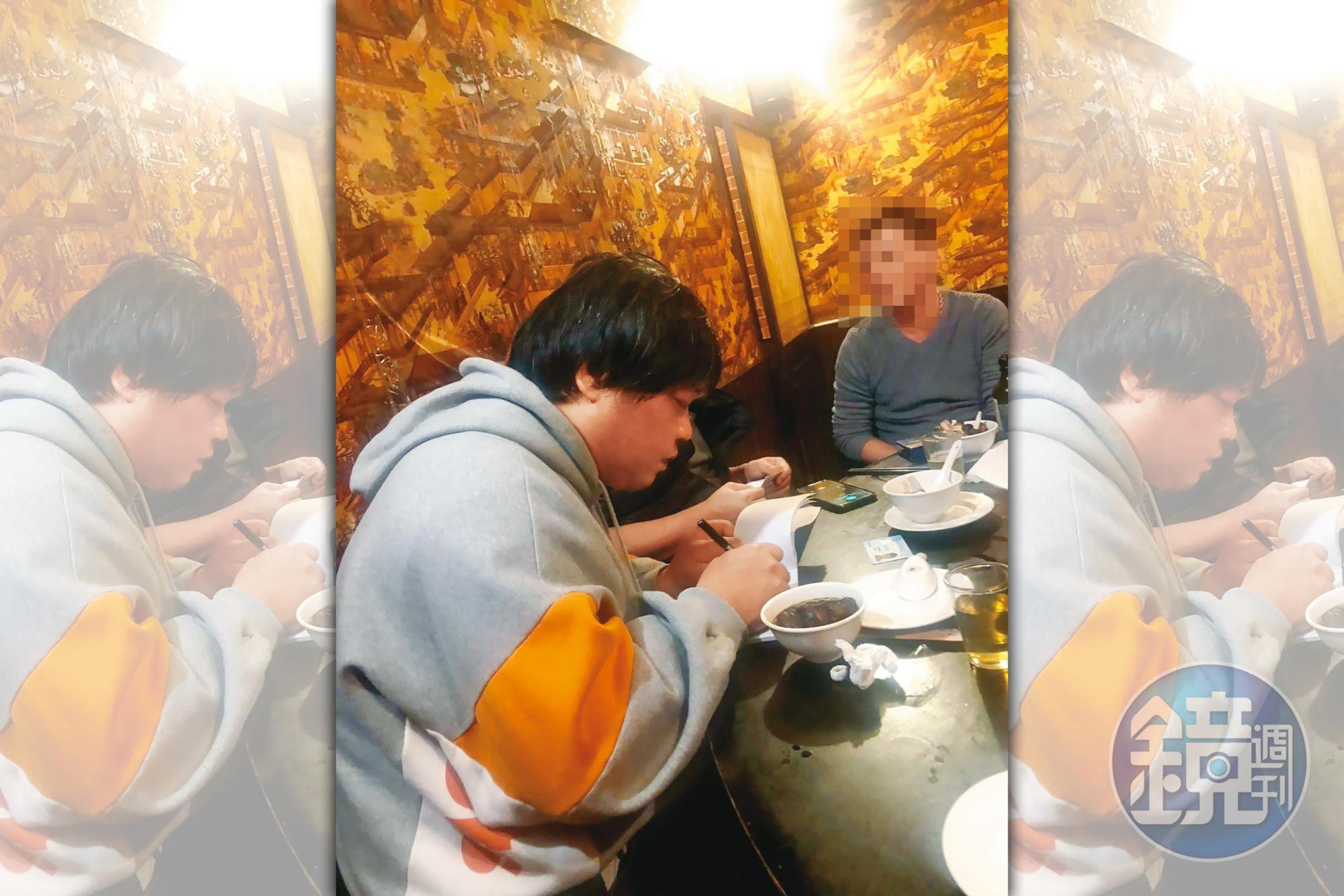 製作人B先生指控，余志賢（左）以拍戲為由，請他找朋友、金主投資。（讀者提供）