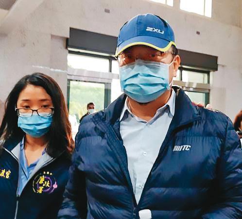 工程車卡住的轉彎處未設護欄,檢方依過失致死罪,將監造商聯合大地監造主任李進福及台鐵主任熊德育(圖)各以50萬元及15萬元交保。(翻攝畫面)