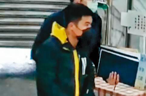 逃逸移工阿好(圖)躲在民宿多天,警方埋伏後將他逮捕歸案。阿好緊咬受李義祥指示才開怪手拖拉工程車。(翻攝畫面)