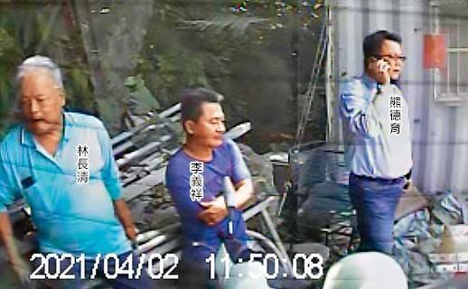 列車出軌後,台鐵花蓮工務段施工主任熊德育與李義祥及其合夥人林長清在現場的畫面,被救護車行車記錄器錄下。(翻攝畫面)
