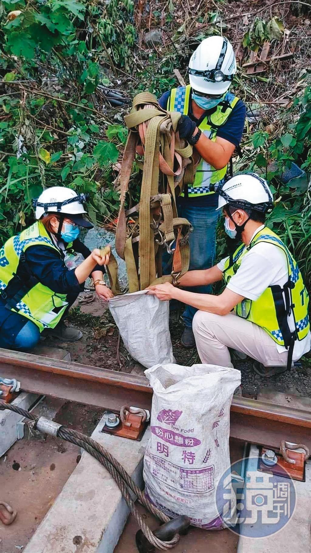 檢警在鐵軌旁查扣多條吊帶,其中1條已斷裂,均交由專家鑑定拉力。(民眾提供)