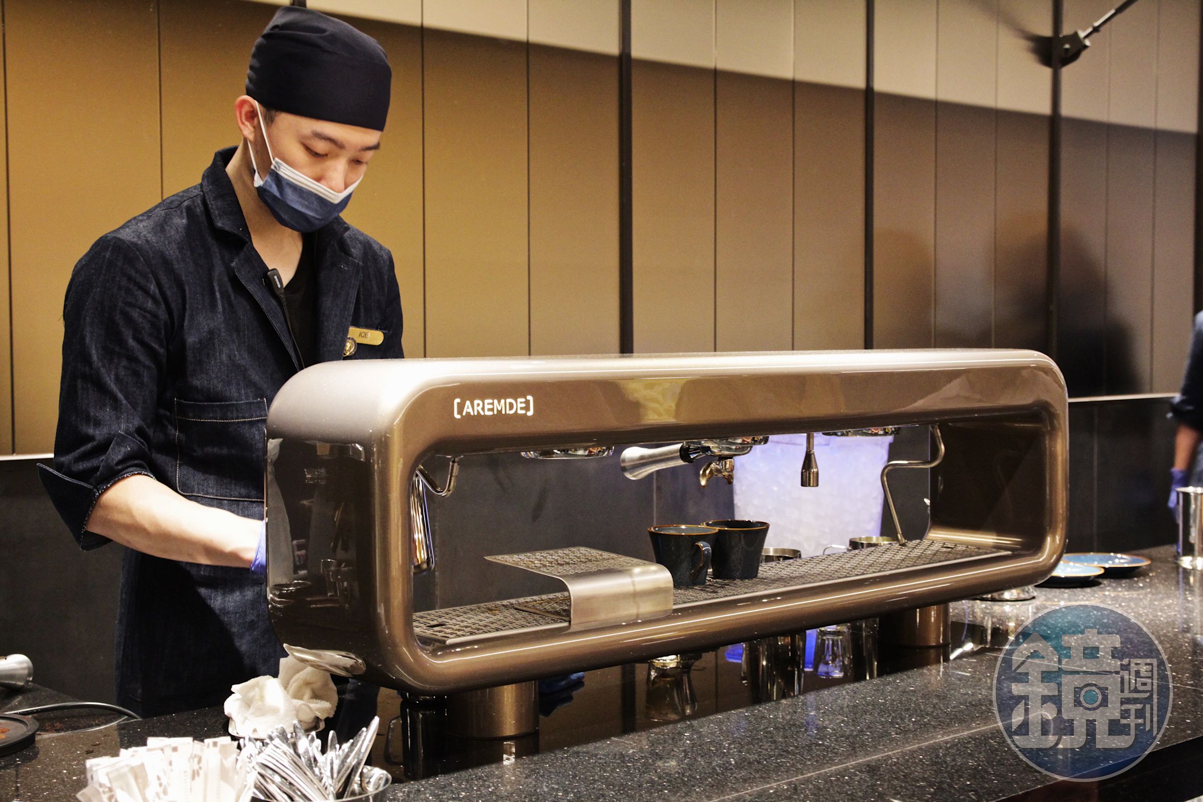 旭集也引進號稱「百萬咖啡機」的機台，提供現做咖啡的服務。
