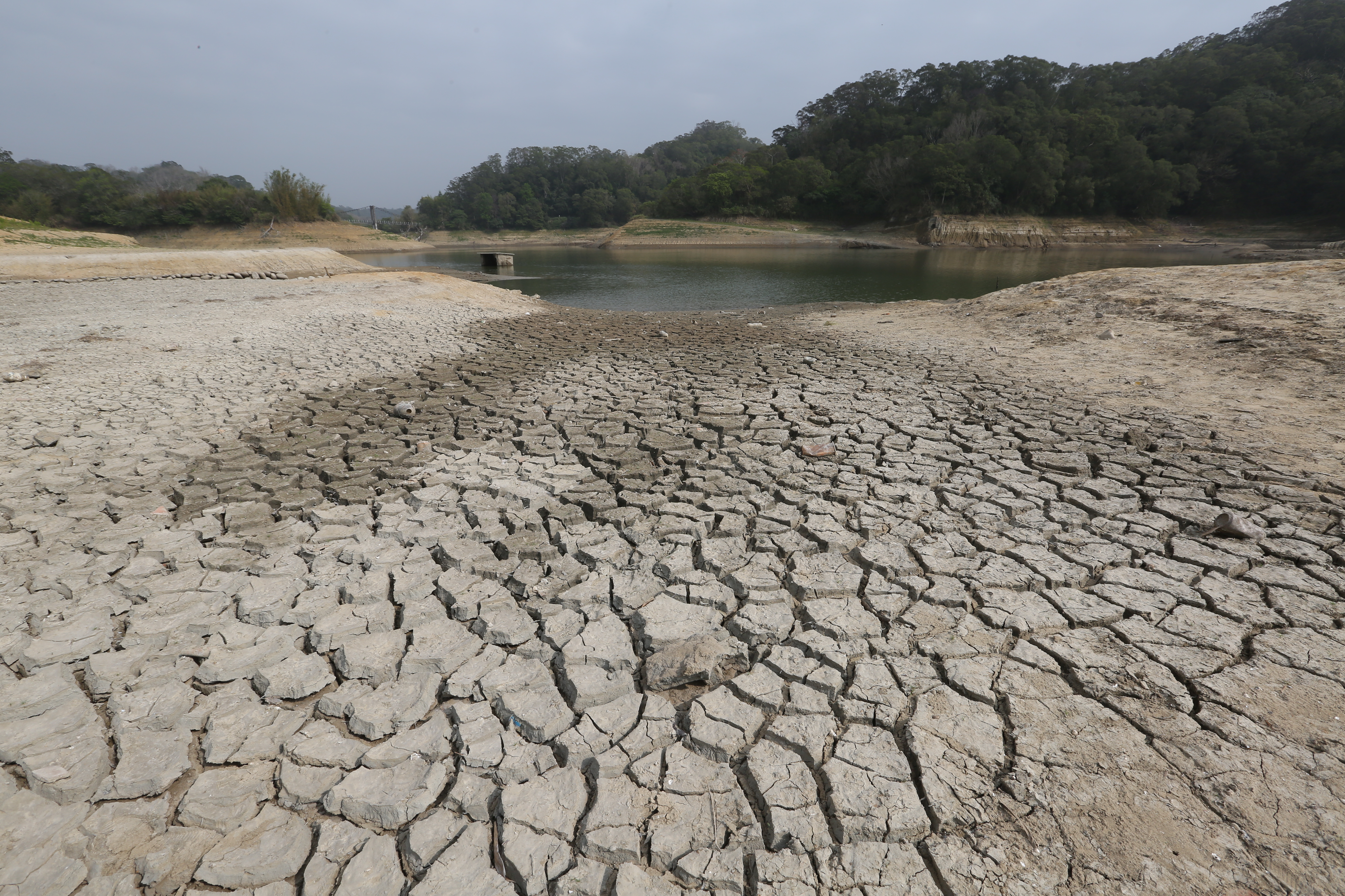 台灣水情告急，不僅春雨不理想，連即將生成的颱風也難紓解乾旱 ，圖為寶山水庫河床乾涸狀況。（本刊資料照）