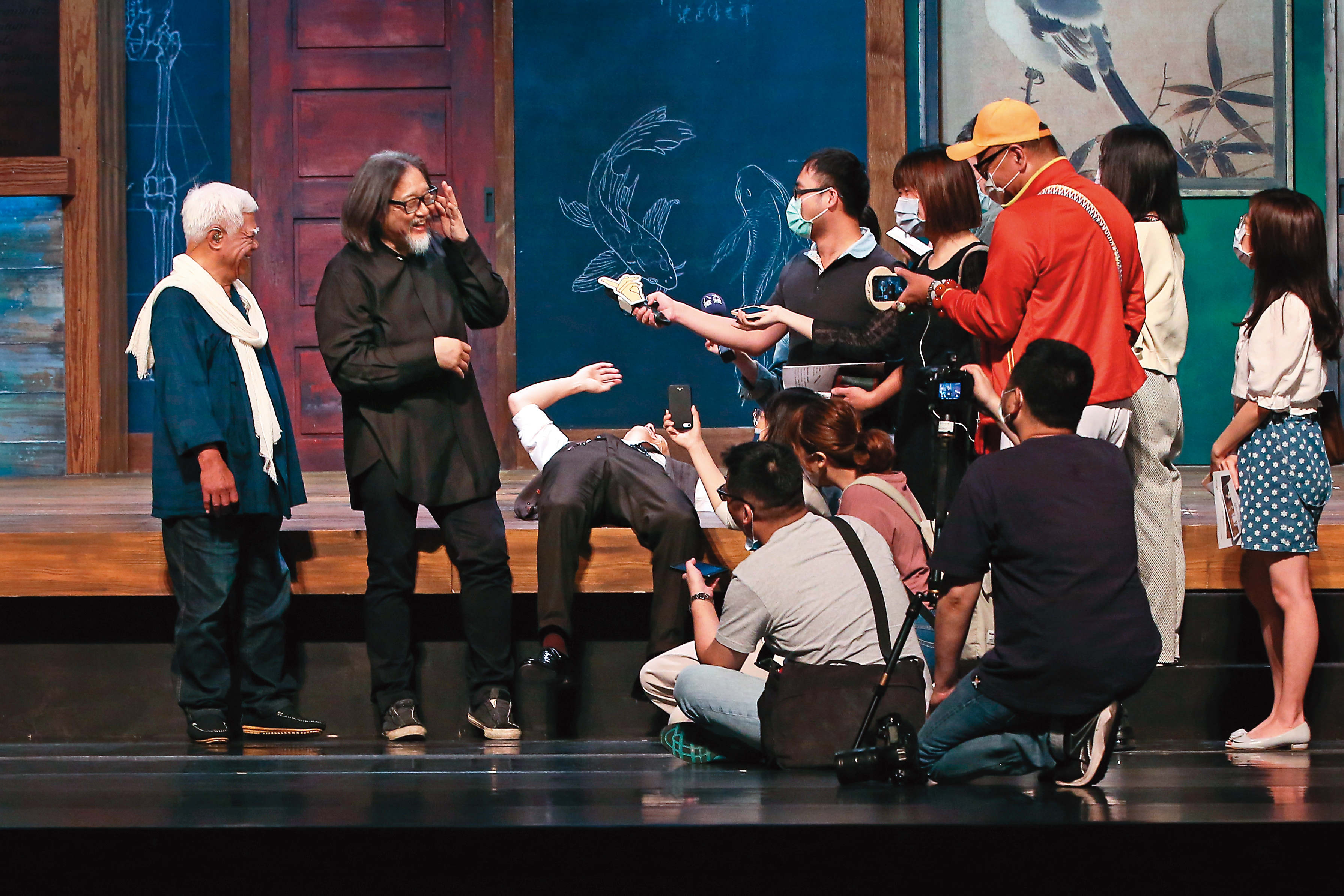 張震首次挑戰舞台劇，聽導演賴聲川（左）說「台下有1,500人」，讓張震名副其實「嚇到趴」。