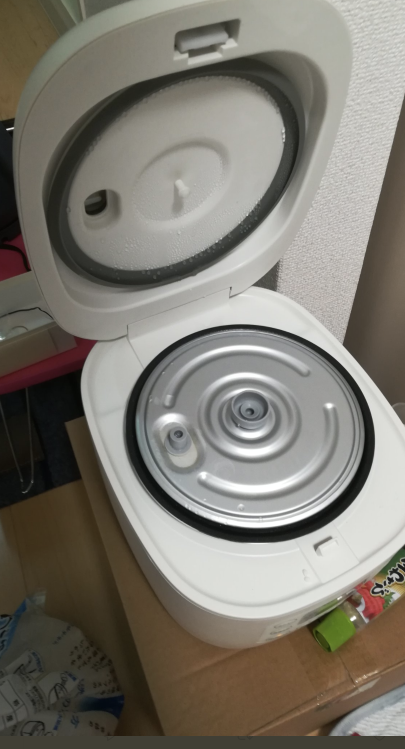 男大生將水量刻痕當成「量米線」,結果白飯量多到讓鍋內的金屬板封印住鍋子。(翻攝自Rokkan推特)