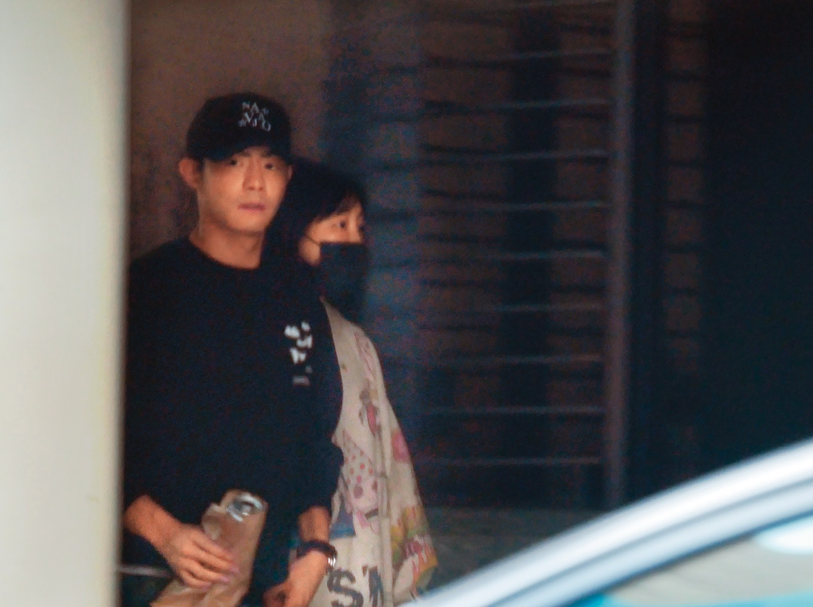 3月26日16：45，謝欣穎（右）從王柏傑（左）家現身，準備出門約會，兩人幾乎黏在一起，才剛交往就呈現同居狀態。