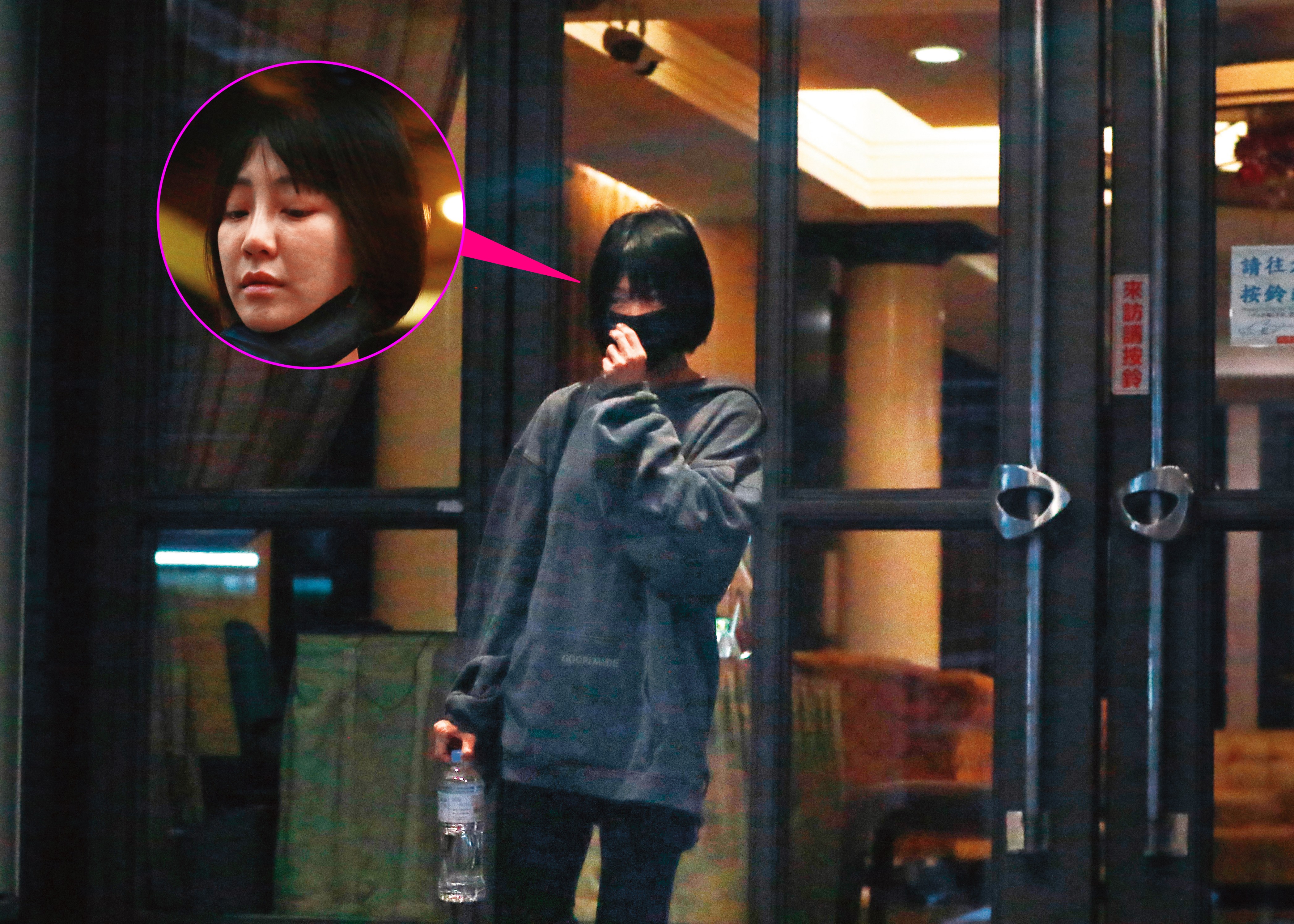 4月7日17：44，謝欣穎戴著口罩從王柏傑家出門，但後來因喝水讓自己身分露餡。