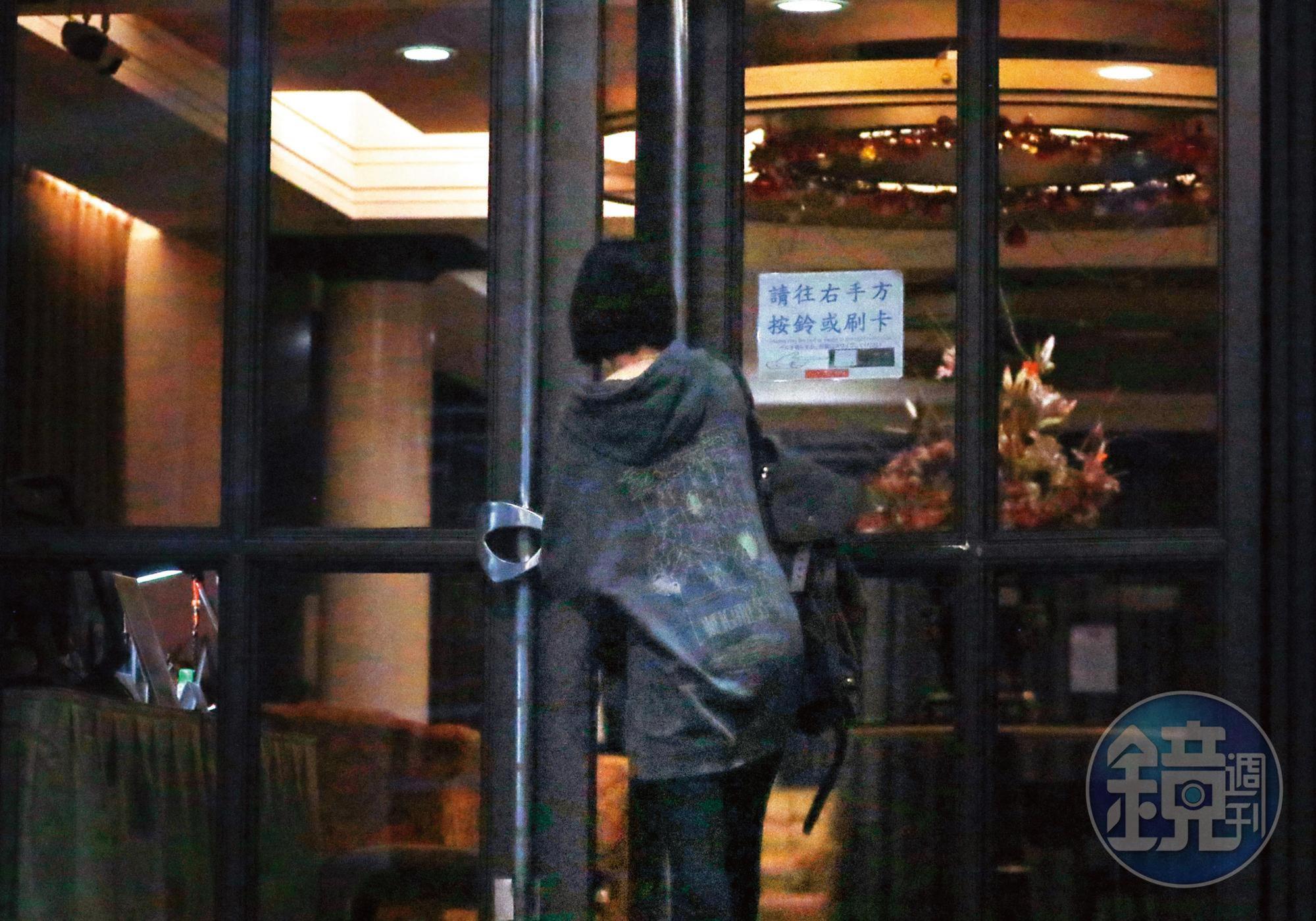 17：36，進了王柏傑家的謝欣穎，出入時仍然小心翼翼怕被跟拍。