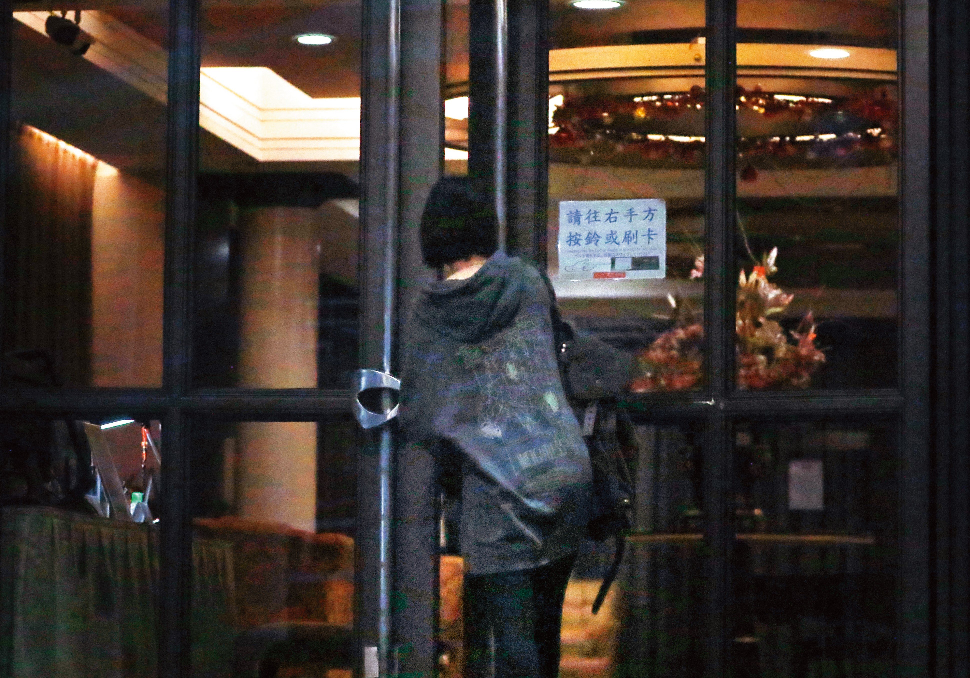 17:36,進了王柏傑家的謝欣穎,出入時仍然小心翼翼怕被跟拍。