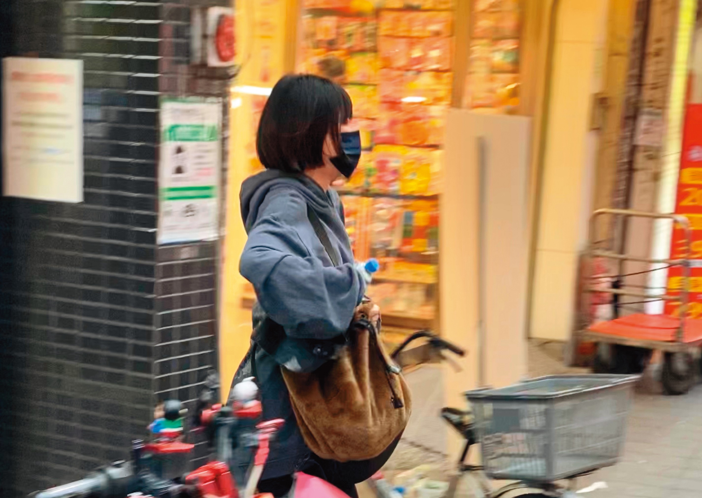 4月7日17:35,謝欣穎從王柏傑家走出,到超商買水,顯然已熟門熟路。