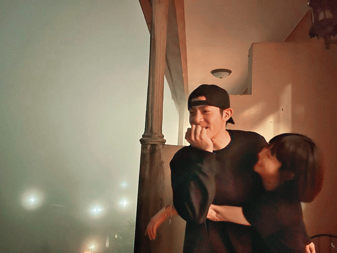 王柏傑（左）與謝欣穎（右）各自發出抱緊彼此的照片認愛，「姐弟戀」非常大方也顯得玩心頗重。（翻攝自王柏傑IG）