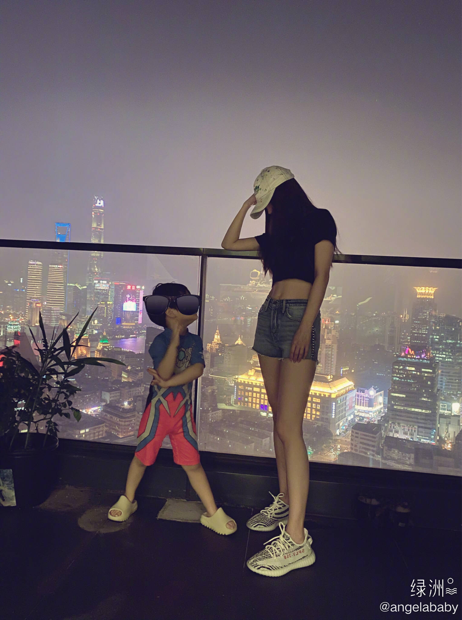 Angelababy與兒子小海綿所站之處正是其上海豪宅的陽台。（翻攝自Angelababy微博）