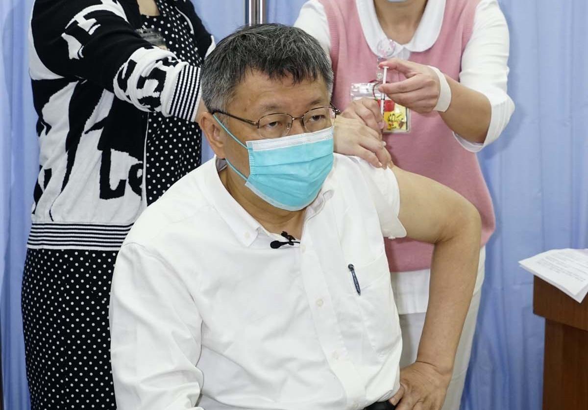 台北市長柯文哲12日帶頭接種AZ疫苗,今則稱是因「不接種會變政治事件」。(台北市政府提供)