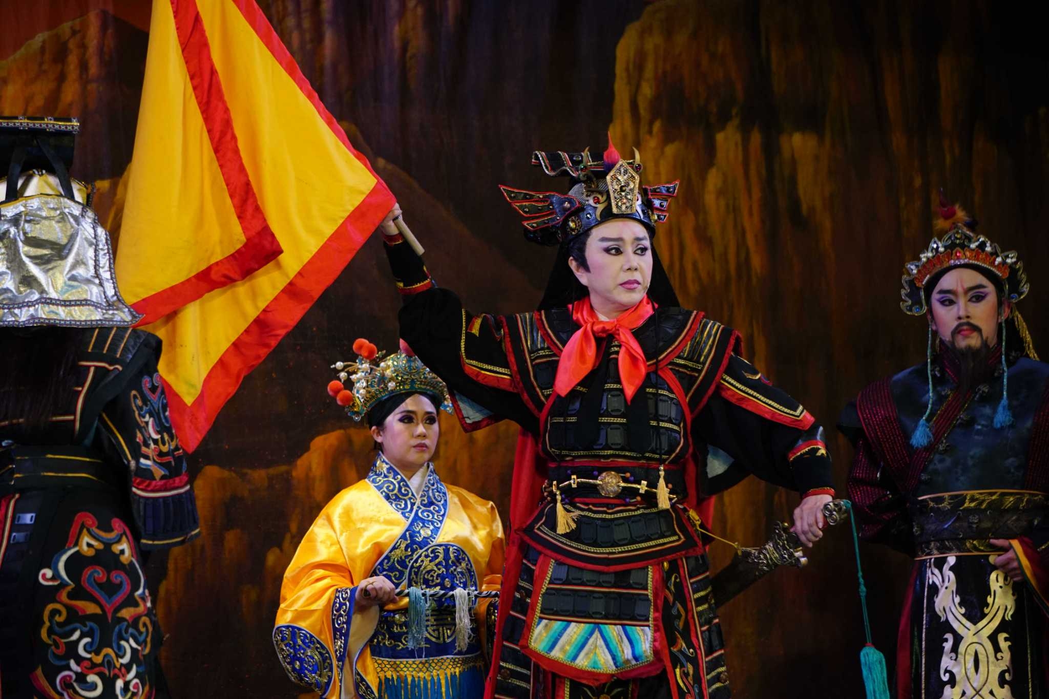 第一小生孫翠鳳帶領明華園總團主演《逐鹿天下》。（五股賀聖宮提供）