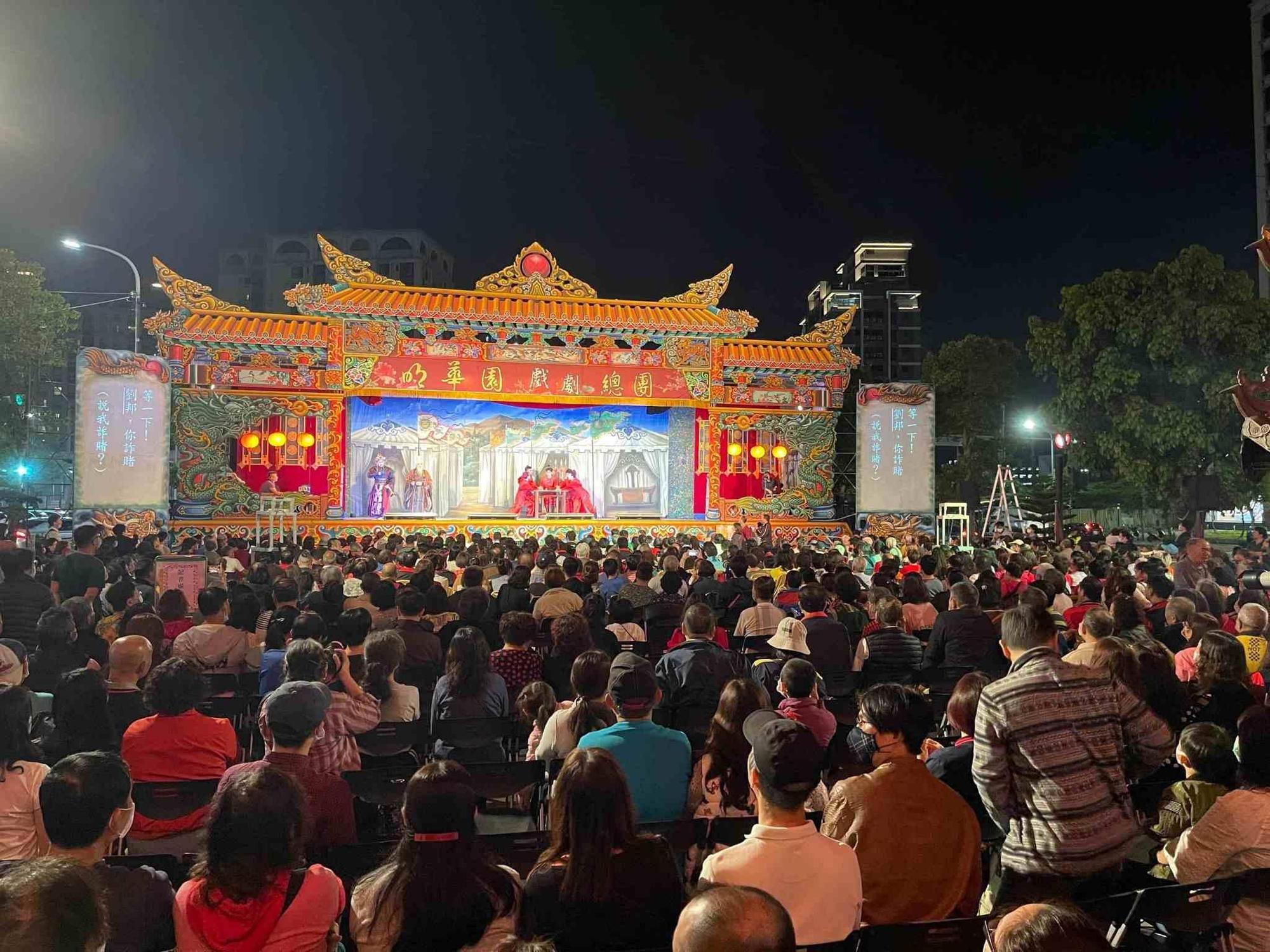 賀聖宮龜戲會戲演明華園總團大戲酬神,宮前廣場2千席座位座無虛席。(五股賀聖宮提供)